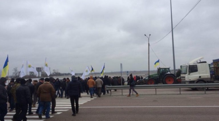 ЦЕ ВЖЕ КРАЙ: Людей реально дістало – 14:00 траса «Київ – Чоп» повністю перекрита. ВІДЕО