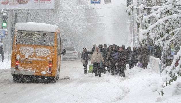 Краще на вулицю не виходити: синоптики розповіли про сніг та хуртовини, що накриють Україну вже завтра