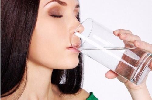 Тепла вода лікує десятки хвороб: вчені пояснили, як правильно пити
