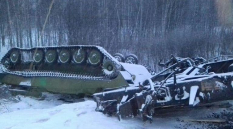 71 вагон зброї не доїхав на Донбас: Військовий ешелон щойно перекинувся в Омській області. ВІДЕО