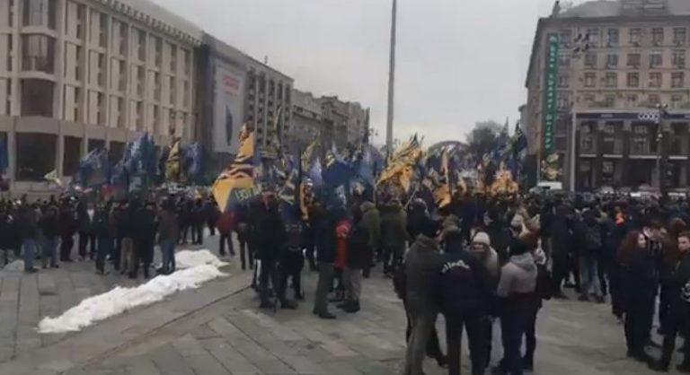 Що відбувається? На майдані у Києві зібралось багато людей. Фото + відео