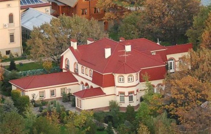 Розкішний замок Тимошенко за 150 млн. показали у мережі. ВІДЕО