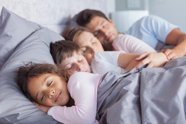 Чому о 21:30 діти зобов’язані вже спати? Золоте правило для всіх батьків