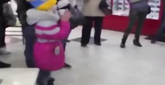 У Краматорсьkу в супермаркеті дівчинка заспівала гімн України. І тут понеслося …