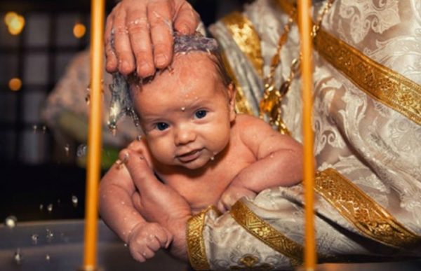 У церкві хрестили немовля, а воно весь час невпинно плакало і противилось. Мама не витримала і підійшла до священика, за мить плакала уже вона…