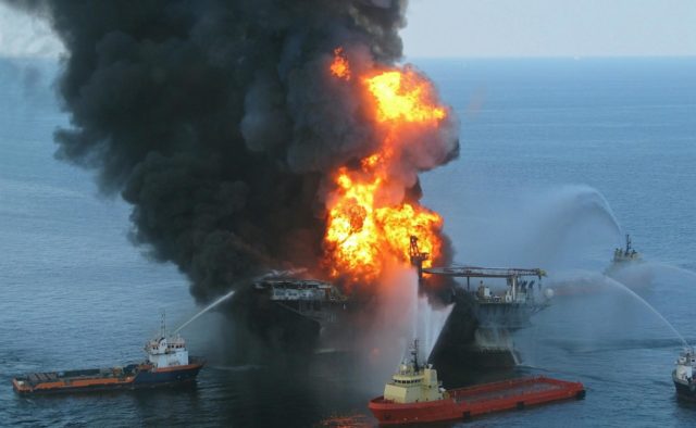 Два кораблі палають біля берегів України, люди рятуютьsя, як можуть: «Там відбувається щось sтрашне» (фото і відео)