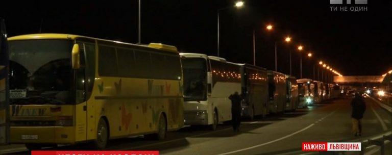 Від 2700 до 3300 євро: українці масово виїжджають за кордон