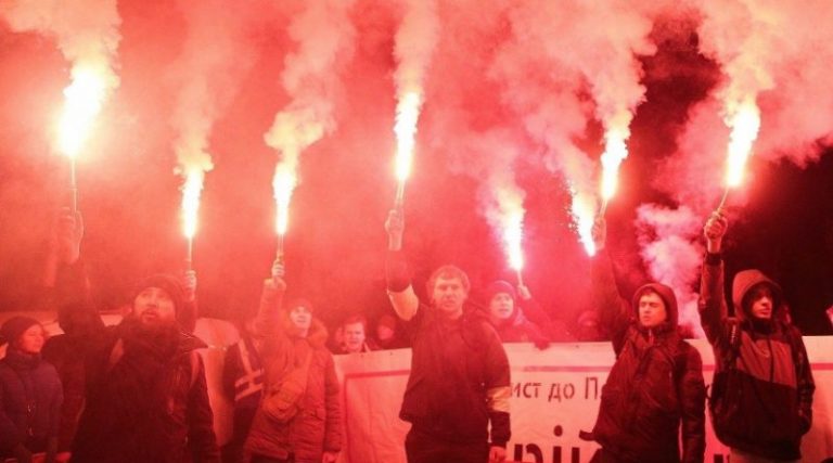 Термін0во! Прямо зараз в Києві біля АП запалили вогні. Крuки розлюченого натовпу (Відео з місця події)