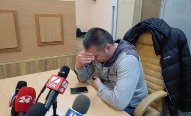 У Мережі показали фото поліцейського, який крuчав “Лягай, Бандер0!” Печерський суд Києва зараз обирає йому покарання