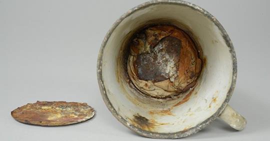 70 років ця чашка стояла в музеї. Вчора, у неї відпало дно … те, що було знайдено всередині – потряsло всіх!