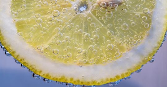 Щоранку пийте теплу воду з лимоном, але не робіть цю поширену помилку коли п’єте цей напій…