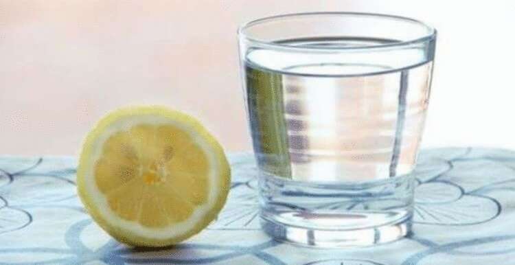 Вам говорили, що пити лимонну воду вранці дуже корисно, але про це вам не сказали…