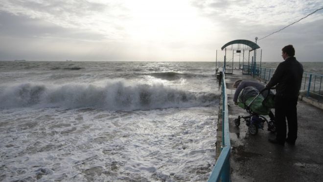 “Мати кинулась в крижану воду на порятунок”: в Одесі на пляжі візок з дитиною здуло в море (відео)