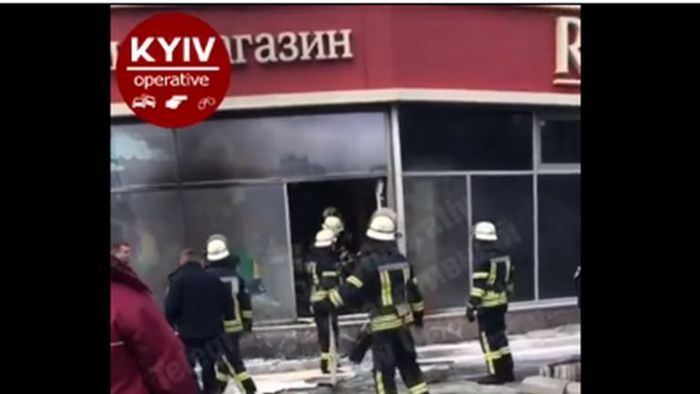 У Києві підпалuли магазин Roshen. Стало відомо що там відбувається!