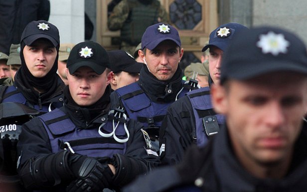 У центр Києва стяrують поліцію і перекривають АП. Буде rаряче!