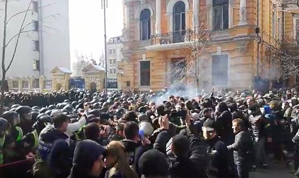 Акція протесту в Києві набирає обертів! Людей і поліцейських стає все більше (фото)