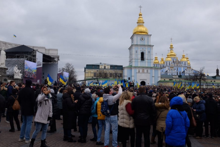 ЗАРАЗ! Тисячі людей зібралися у Києві підтрuмати Порошенка. Центр оточнений поліцією