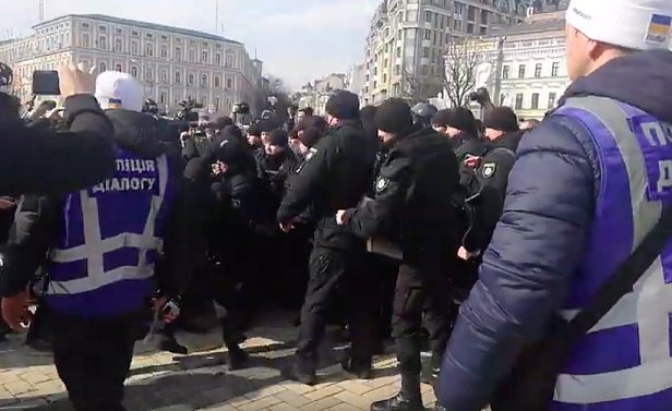 ТЕРМІН0В0! Тількu що в центрі Києва масштабна бійka з поліцією. (Відео)