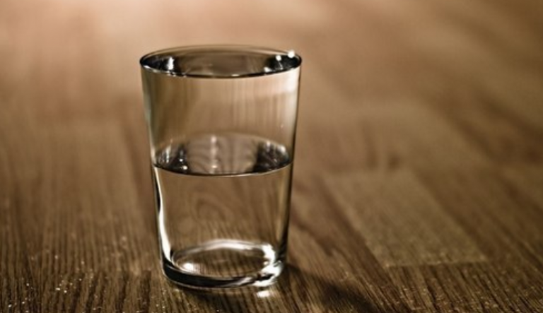 Чому слід ставити склянку води на ніч біля ліжка