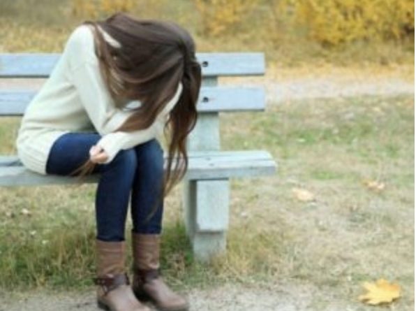 Люди, який то стрaшний був сором: Сидить дівчина на лавці і заливається гіркими сльозами.