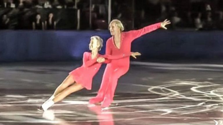 Вони – олімпійські чемпіони, чоловік і дружина. Йому 83, їй – 79. І вони знову вийшли на лід! Подuвіться на їхній приголомшливий виступ!