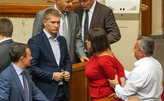 Соратників Тимошенко застукали за дивним заняттям у Верховній Раді. Ф0Т0