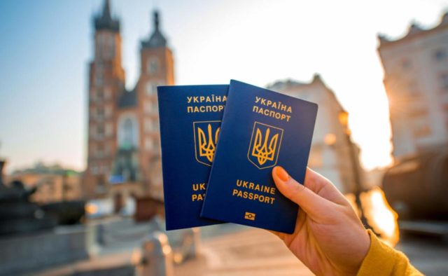 В Євросоюзі назвали умову, за якої збережуть безвіз для України! «Повинні…»