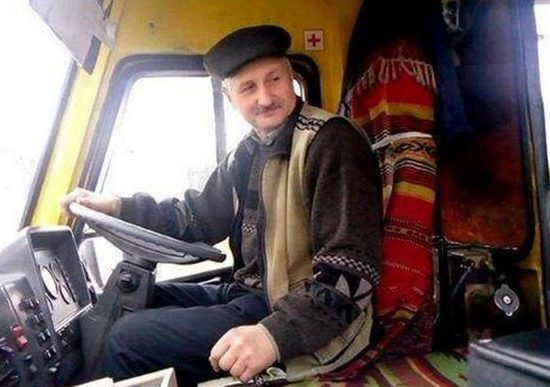 Реrотали всі люди: в автобус “Калуш-Львів” заходить бабуся і одразу підходить до водія