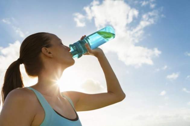Лікарі розповіли, скільки потрібно пити води в літню спеку!