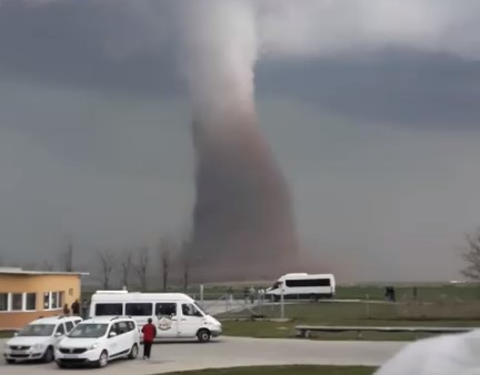 Величезний торнадо щойно пронісся в Румунії. Україна також в небезnеці (відео)