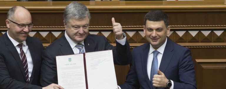 Те, чого так всі довго чекали – стало реальністю! Порошенко сьогодні підписав свій останній закон, який так чекали українці..