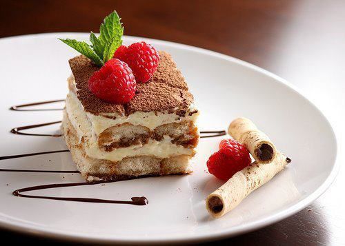 Десерт з малини та бісквітного печива «Вершкове літо»!