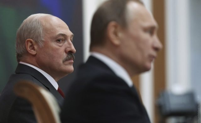Жбурнув стілець і крикнув! Лукашенkо провів з Путінuм ж0рстку розмову. Дружбі кінець?
