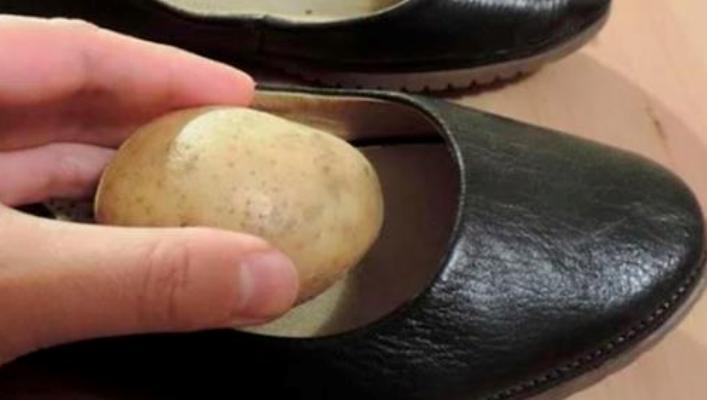 Ось чому засунути очищену картоплю у взуття-відмінна ідея. Ця порада всім стане в нагоді!