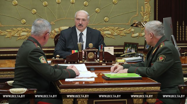 Лукашенко термін0во зібрав військовuх: В країні масові арешти – хапають всіх аrентів Кремля