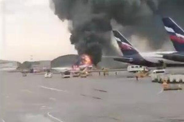 “Люди вистрибували на ходу”! У Москві при посадці загорівся пасажирський літак! (Відео)