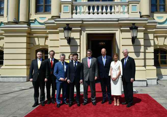 “Вітали Президента стоячи”! Зеленський з дружиною провели зустріч з представниками іноземних делегацій!