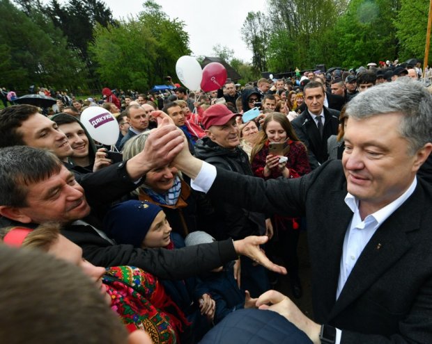 “Українці є лише на Львівщині”! Порошенко розлютив своєю промовою! Ораторство зникло разом з посвідченням президента!