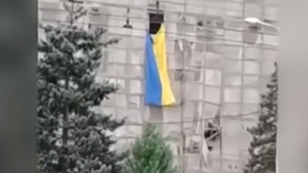 У центрі Донецька у День Конституції вивішено український прапор та лунає гімн України(ВІДЕО СКОЛИХНУЛО УКРАЇНУ)