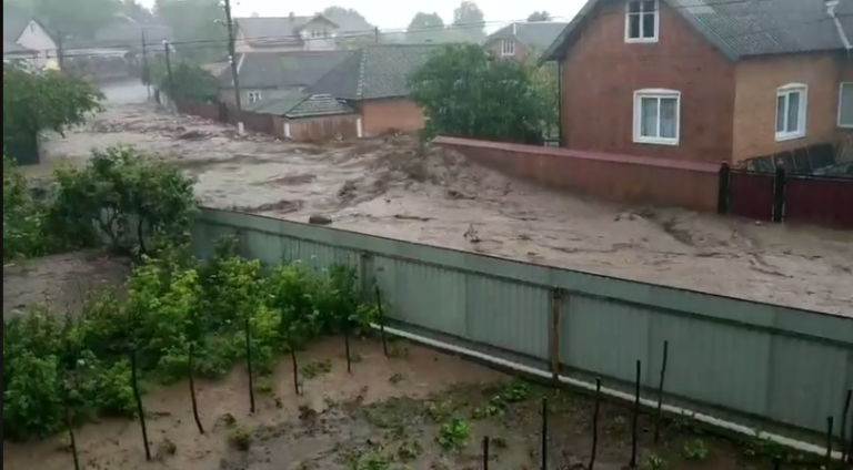 “Це дуже страшно”: на Тернопільщині села йдуть під воду. Дивіться, що зараз там твориться (ВІДЕО)