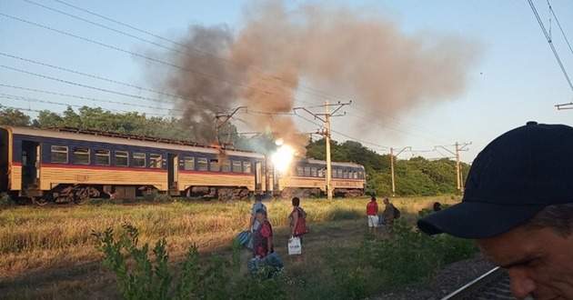 Вистрибували з вагонів! Під Дніпром загорілась і вибухала електричка!