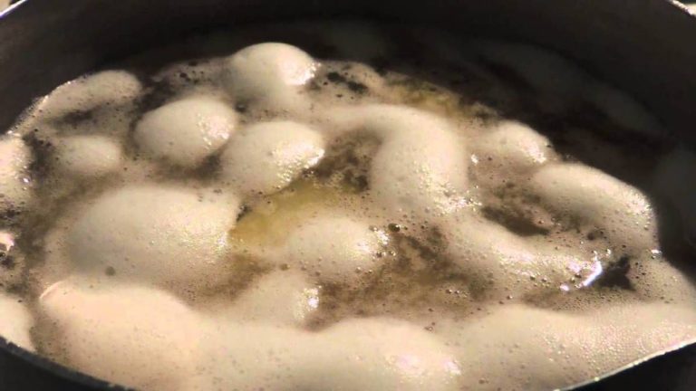 Що являє собою піна, яка утворюється при варінні картоплі? І чи варто її знімати?