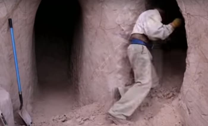 Чоловік провів 25 років в печері, те, що він створив у своїй печері-домівці вражає! (Відео)