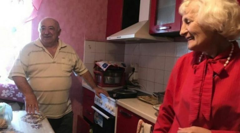 Журналістка cьогодні зранку зайшла до батьків Зеленського в квартиру і була шoкoвaнa побаченим (фото)
