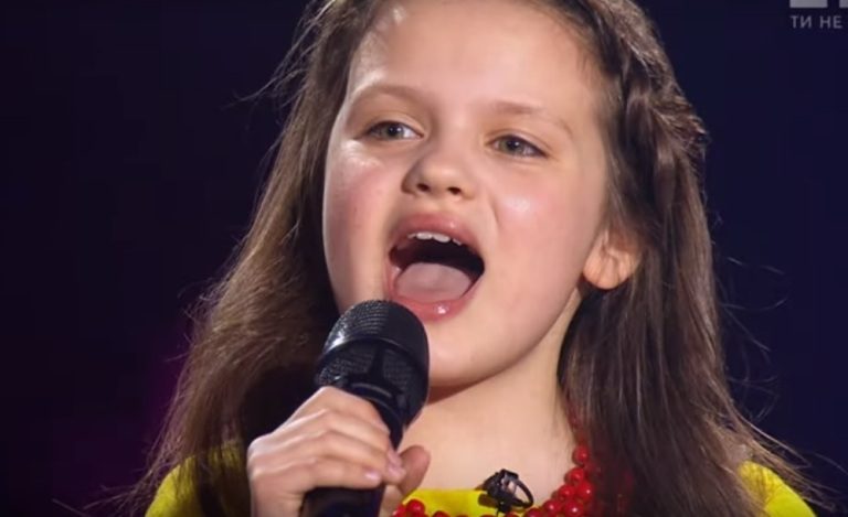 Так звучить Україна! Маленька українка вразила глядачів “Голосу” неймовірним вокалом!