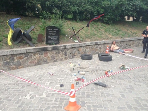 Нелюдяний вчинок! У Києві розгромили меморіал героя Небесної сотні Нігояна!