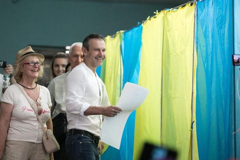 “Прийшов час змінити цю політику”! Вакарчук проголосував на виборах до ВР!