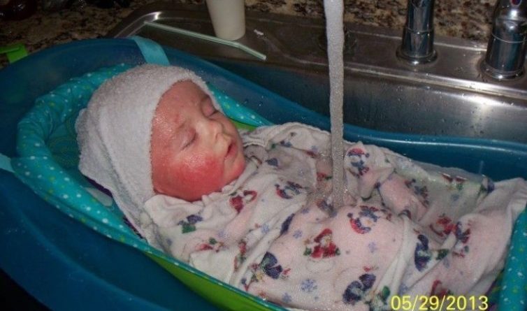 Дитина не плакала тільки в воді. В сльозах, безперервно тижнями мама проводила з сином у ванній, поки він лежав в раковині, а потім..