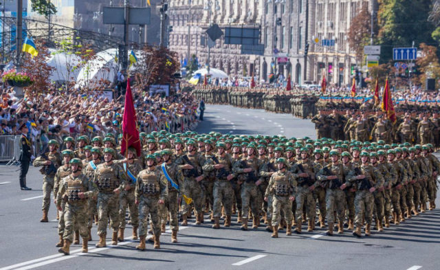 У Зеленського згодні на парад на День Незалежності, але є умова! «По клацанню пальця знаходяться 300 млн….»