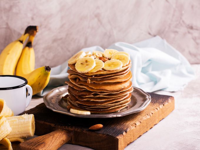 Бананові панкейки — звична страва з незвичайним смаком!  Їх приготування потребує мінімум зусиль!